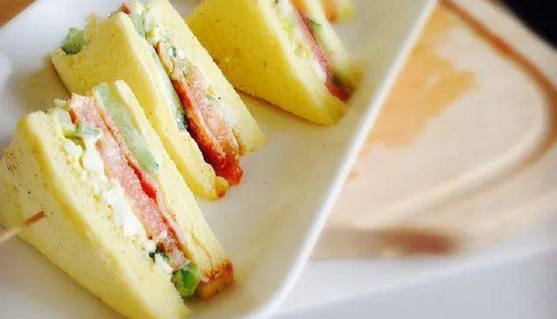 Sandwich trứng cũng là một món ăn sáng thiết thực. Trứng cung cấp protein, trong khi bánh mì nguyên cám chứa chất xơ phong phú. Mẹ có thể thêm một cà chua, rau xanh khác tùy theo khẩu vị của trẻ.
