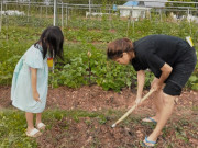 Hoa hậu 6 con Oanh Yến than thở nhà nghèo con đông, đưa con đi mò cua bắt ốc