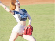 Thời trang - Nữ DJ mặc chiếc áo croptop khoe trọn chiếc eo con kiến, lên tiếng về chuyện mặc hở