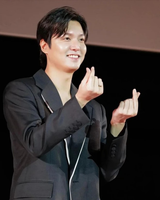 Lee Min Ho đeo nhẫn ngón áp út.