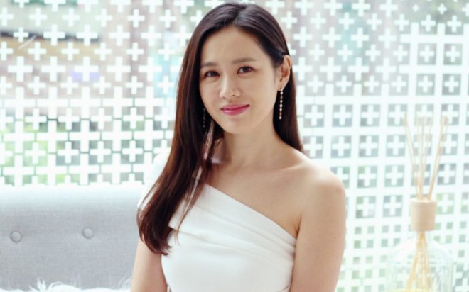 Thời quá khứ, Son Ye Jin từng chạm môi đàn anh.