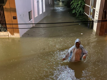 Người dân Đà Nẵng khốn đốn dọn đồ chạy ngập trong đêm