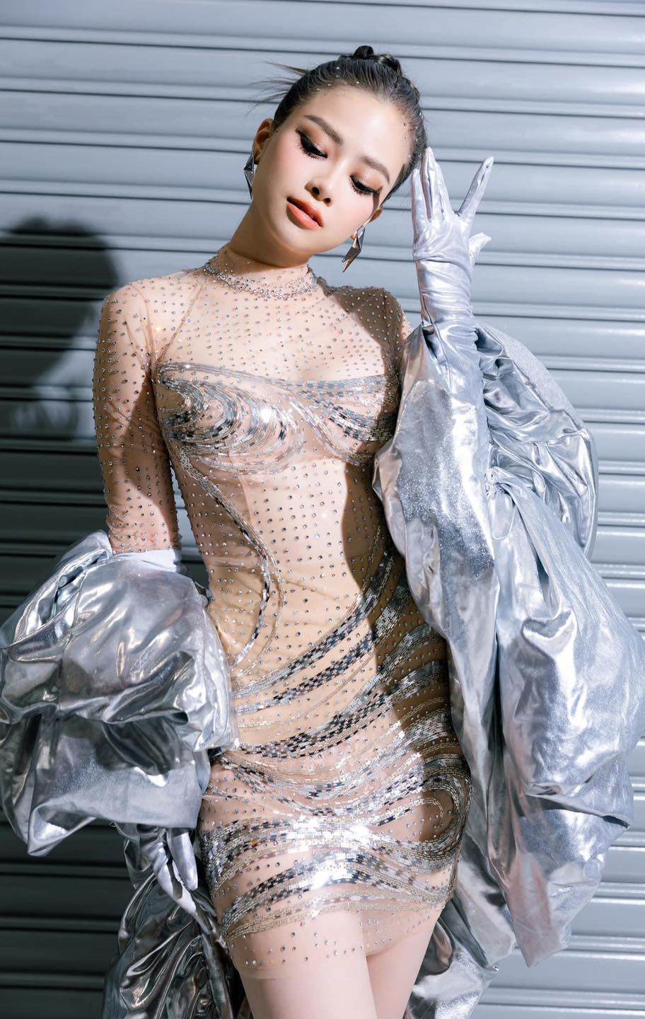 Dương Hoàng Yến khoe đường cong hình thể với trang phục biểu diễn ấn tượng.