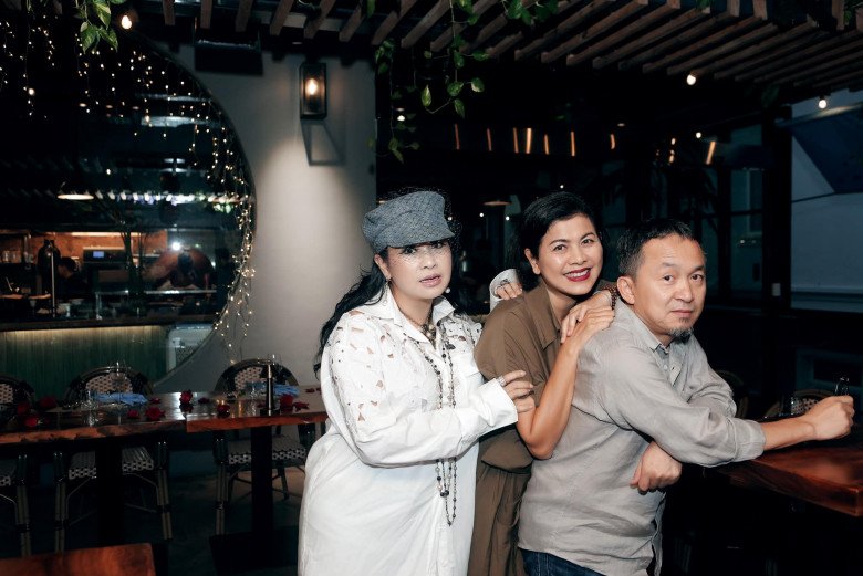 Nữ ca sĩ tương tác vui vẻ với vợ chồng Quốc Trung.