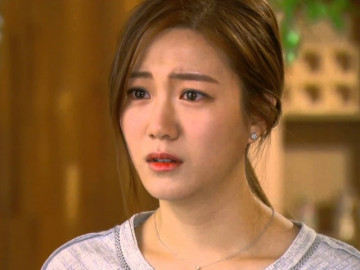 Cãi lời bố mẹ lấy chồng, đi làm về thấy chồng nấu ăn trong bếp người vợ thấy hối hận