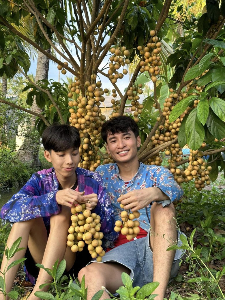 Họ cùng nhau vượt qua cuộc sống nghèo khó cũng như ánh nhìn phán xét từ thiên hạ.