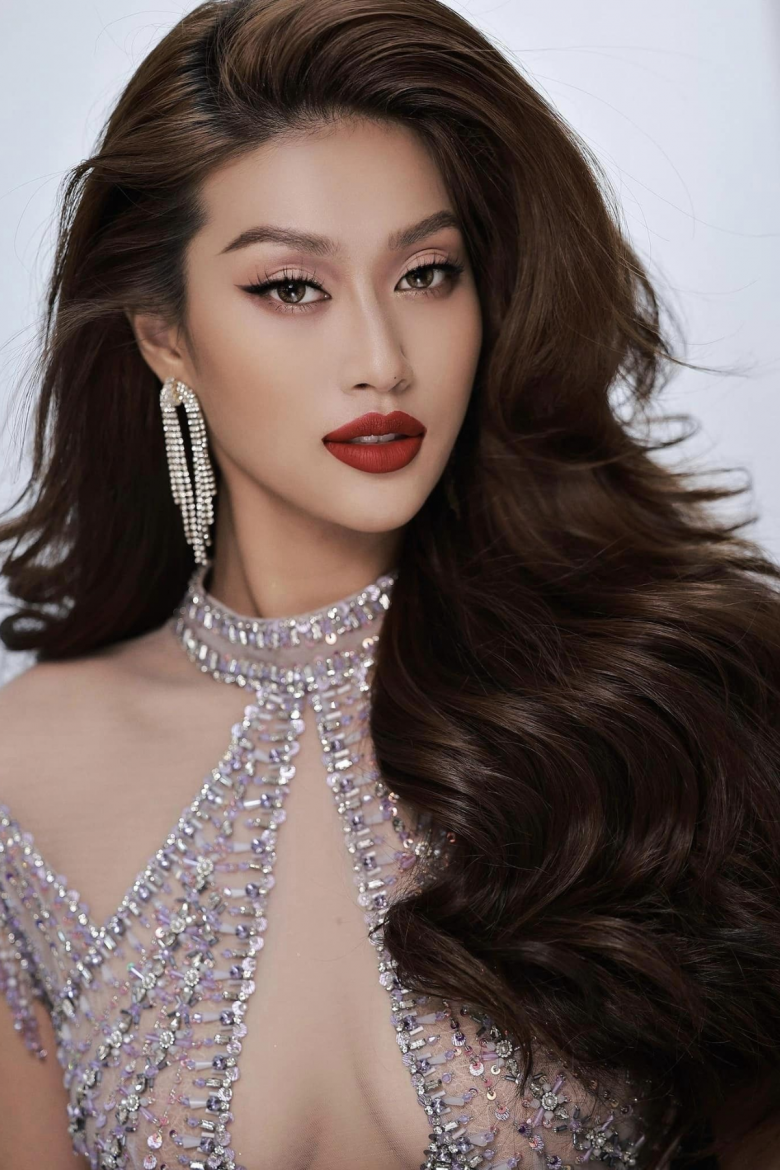 Không chỉ thế, màu son này còn không kén chọn về phong cách trang điểm, giúp cho tone make up Tây thêm phần huyền bí, quyến rũ...