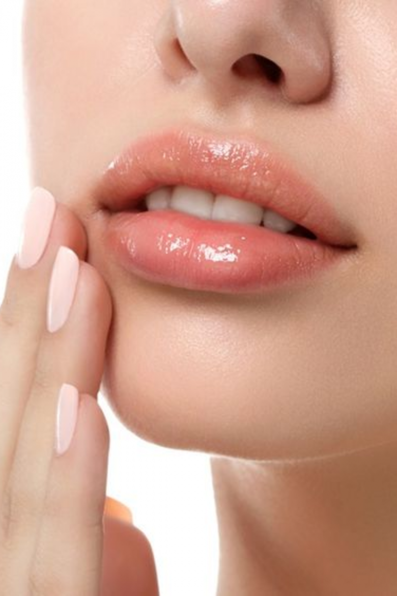 Làm mịn bề mặt môi để giúp màu son lên chuẩn hơn
