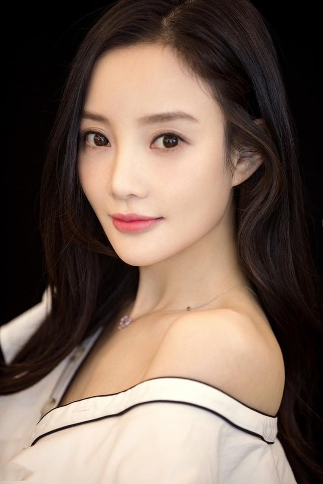 View - Lý Tiểu Lộ - Mỹ nhân bị đuổi khỏi showbiz từng không ai dám mời, U50 vẫn đẹp, kiếm hàng nghìn tỷ