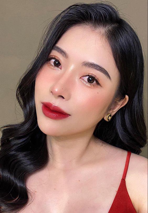 Màu má hồng sáng vừa phải kết hợp màu son đỏ làm gương mặt bừng sáng