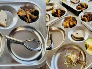 Tin tức - Suất cơm bán trú lèo tèo của học sinh Hà Nội giá 32.000 đồng: Nhà trường nói gì?