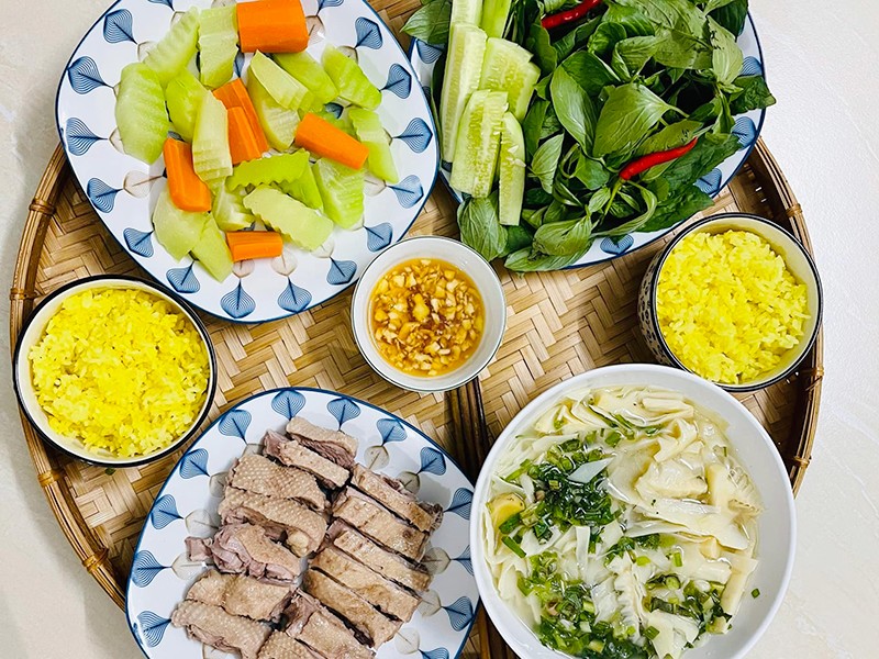 Bữa ăn này gồm: Vịt luộc - Canh măng - Củ quả luộc.
