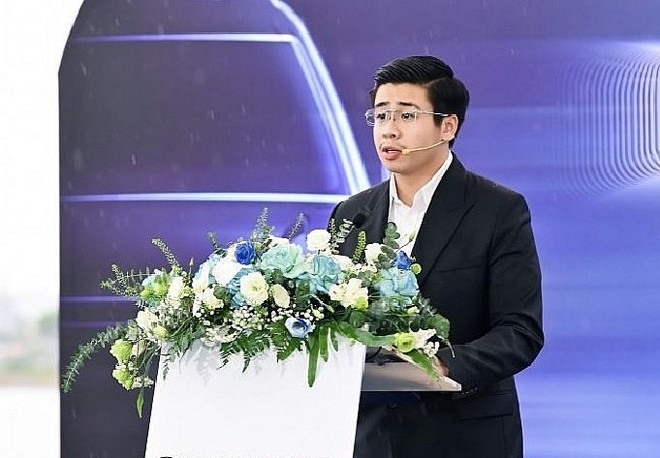 Ông Tuấn đã giao cho Anh Tú trọng trách đảm nhiệm vị trí Tổng Giám đốc khi chưa đầy 24 tuổi.