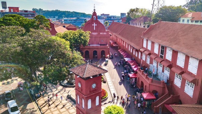 Quảng trường Dutch Square tập trung nhiều điểm check-in nổi tiếng là Nhà thờ Christ, Đài phun nước Nữ hoàng Victoria, Tháp đồng hồ Tan Beng Swee,... tất cả đều mang tông màu đỏ rực, được ví von như làng châu Âu thu nhỏ.