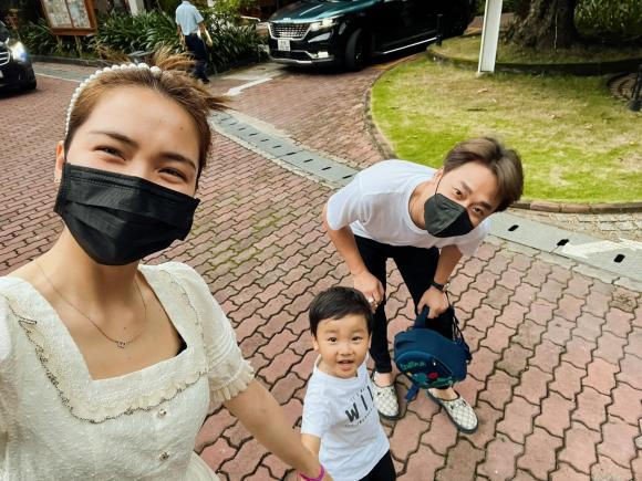 View - Hòa Minzy và chồng cũ thiếu gia cùng nhau "xử lý” bình luận kém duyên về con trai, cặp bố mẹ ly hôn vẫn chung tay vì bé Bo