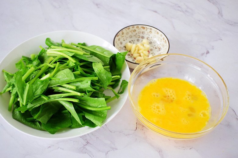 Loại rau có vitamin K gấp 60 lần trứng vịt, đem xào kiểu này dinh dưỡng tăng nhiều lần - 3