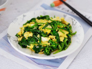 Bếp Eva - Loại rau có vitamin K gấp 60 lần trứng vịt, đem xào kiểu này dinh dưỡng tăng nhiều lần