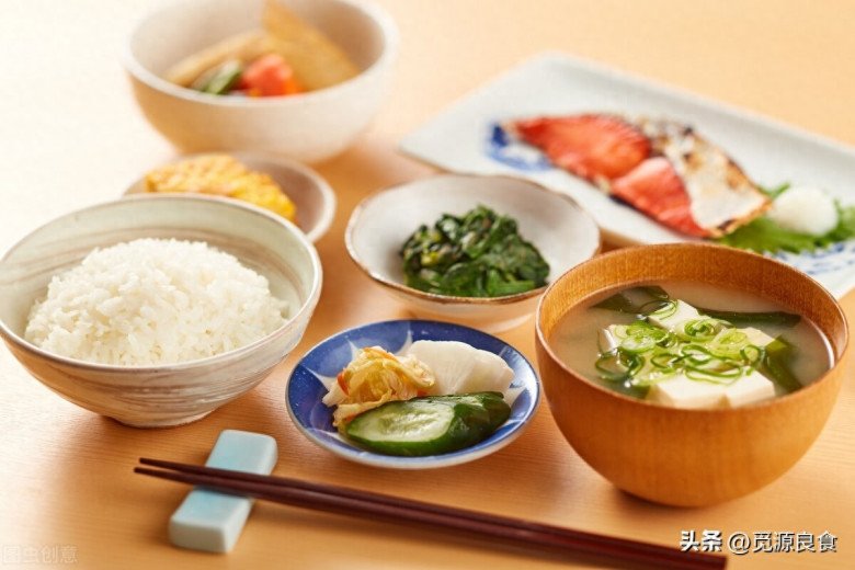 Cũng ăn cơm nhưng người Nhật lại c&oacute; c&aacute;ch ăn kh&aacute;c người Việt n&ecirc;n sống thọ m&agrave; kh&ocirc;ng lo b&eacute;o ph&igrave;, tiểu đường - 3