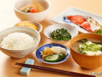 Cũng ăn cơm nhưng người Nhật lại có cách ăn khác người Việt nên sống thọ mà không lo béo phì, tiểu...