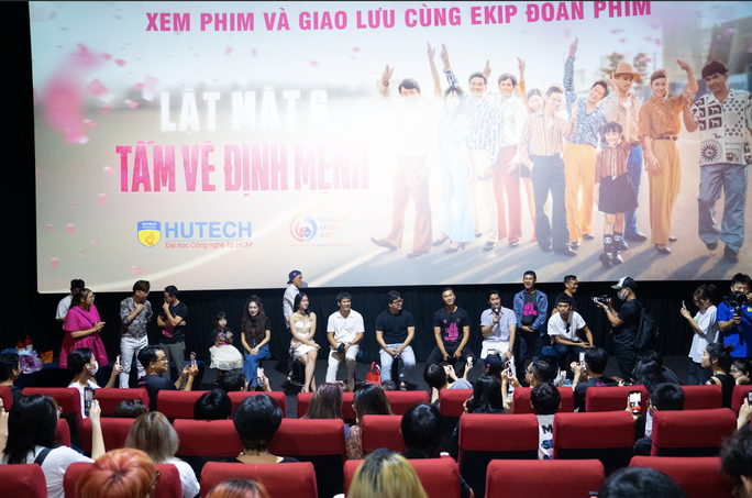 Giao lưu cùng ê-kíp đoàn làm phim của Lý Hải ngay khi bộ phim Lật mặt 6: Tấm vé định mệnh ra mắt vào tháng 5-2023. Ảnh: HUTECH cung cấp