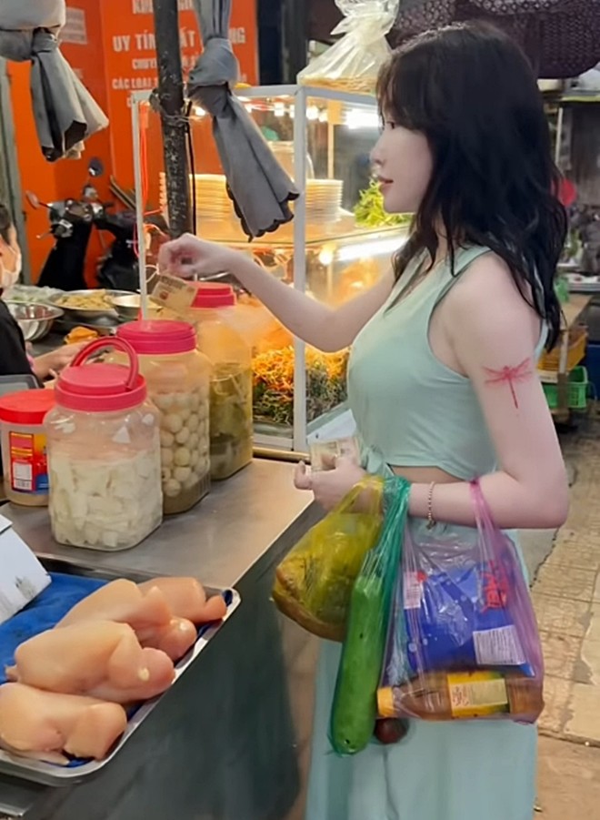 Bà mẹ nóng bỏng nhất nhì showbiz Việt cầm 200k đi chợ ở Đà Lạt, mua được những gì về làm cả mâm cơm ngon? - 4
