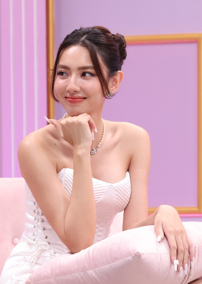 View - Hari Won hỏi cắc cớ Hoa hậu Thùy Tiên trên sóng truyền hình: Người ta có táng vô mặt em không?