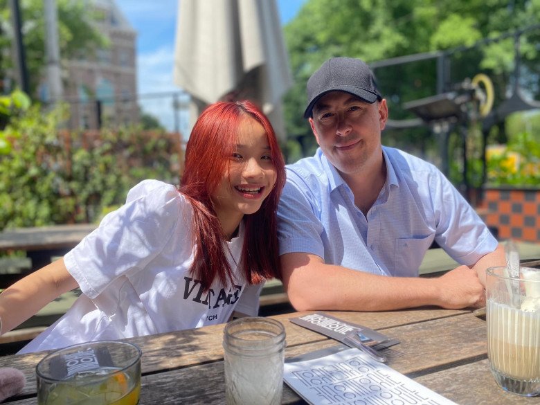 View - MC Thành Trung và vợ cũ cùng chúc mừng sinh nhật con gái, nhưng hành động của bố dượng Tây mới là tâm điểm