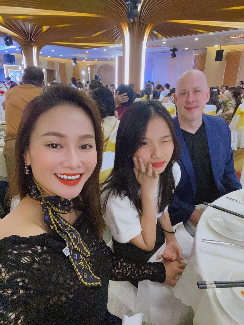 View - MC Thành Trung và vợ cũ cùng chúc mừng sinh nhật con gái, nhưng hành động của bố dượng Tây mới là tâm điểm