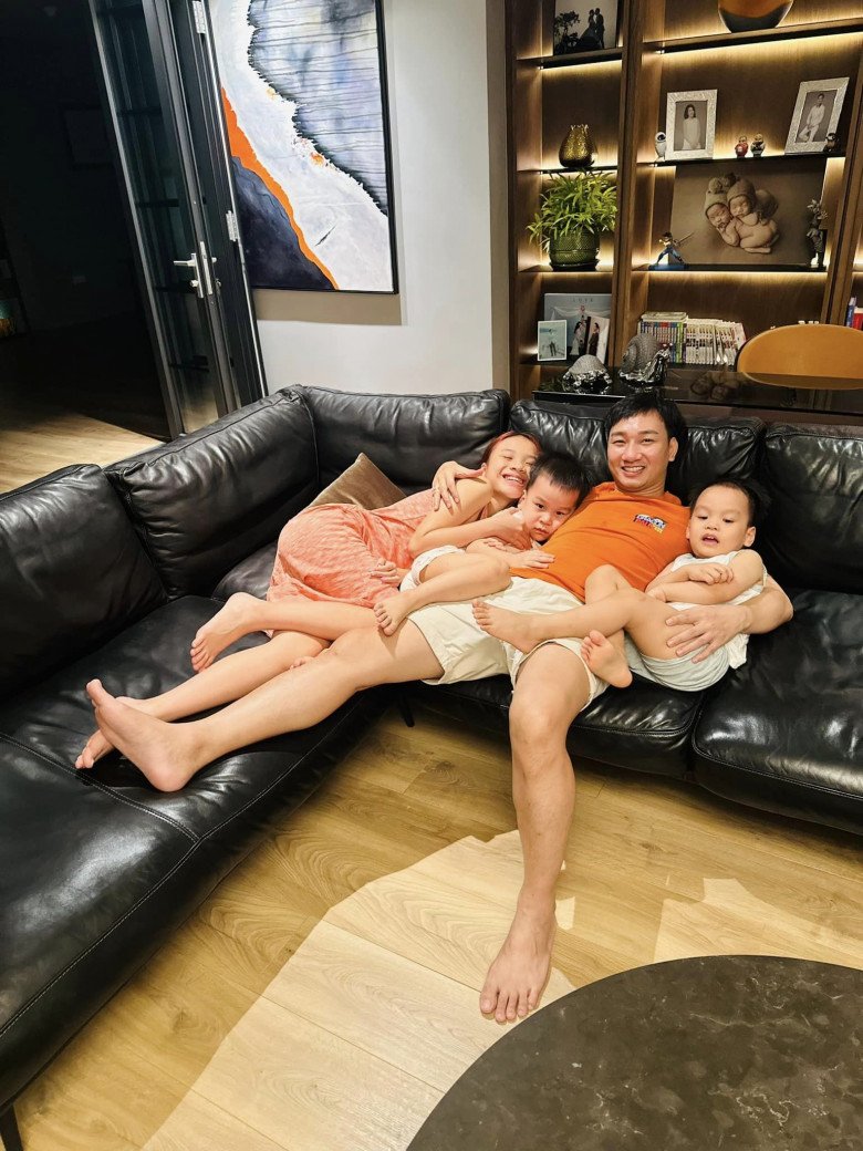Mc thành trung nửa đêm cứu vợ giữa dòng nước lũ để chân trần đội mưa vẫn bị bà xã cựu tiếp viên trừ điểm - 12
