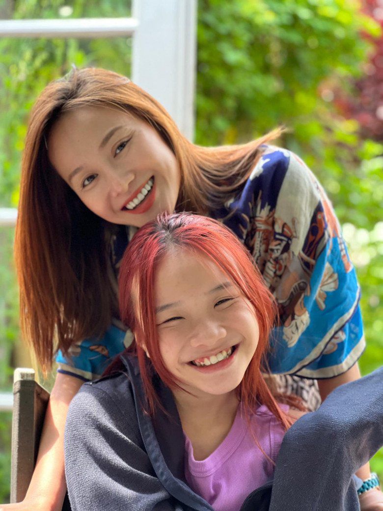 View - MC Thành Trung và vợ cũ cùng chúc mừng sinh nhật con gái, nhưng hành động của bố dượng Tây mới là tâm điểm