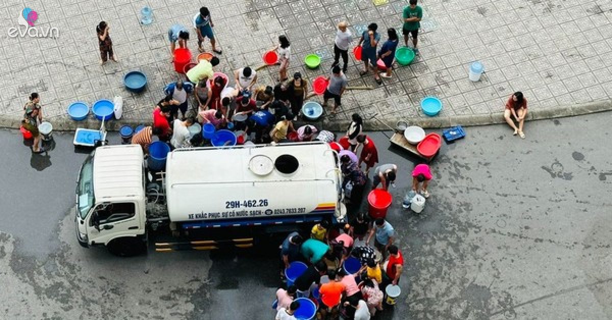 View - Bị cắt nước, dân chung cư Hà Nội nhịn tắm, nấu ăn bằng nước đóng chai