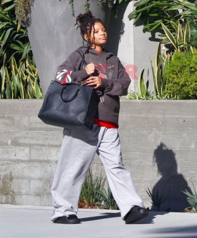 Halle Bailey xuất hiện trên phố với vòng 2 to bất thường.