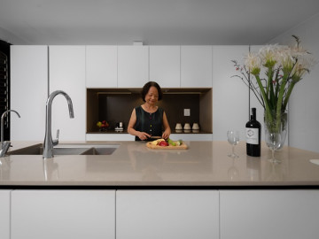 Cô con gái về quê chi gần 300 triệu sửa gian bếp tặng mẹ, đồ gia dụng đều sắm mới hiện đại