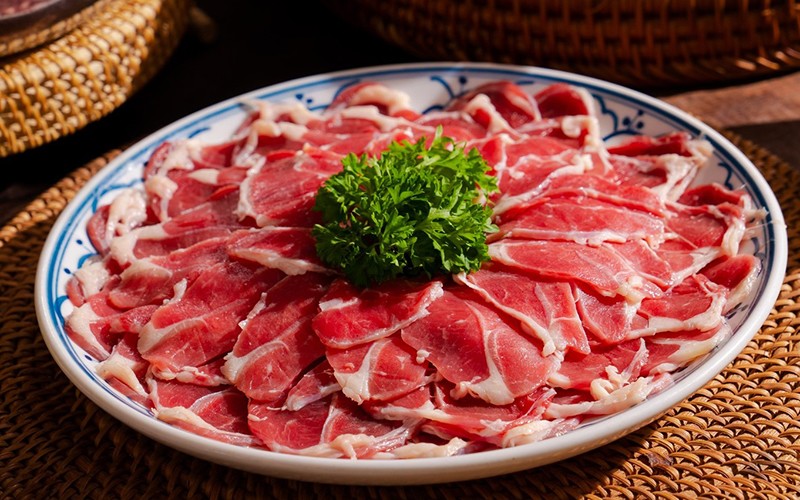 Ngoài ra, thịt bò còn chứa nhiều vitamin và các khoáng chất như vitamin B12, kẽm, sắt... Sắt ở trong thịt bò còn cao hơn của gà và cá…
