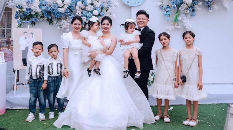 Bức hình chụp 4 cặp song sinh cùng trứng khiến không ít người ngỡ ngàng.