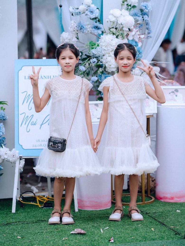Cặp song sinh - con gái dì út của Hồng.