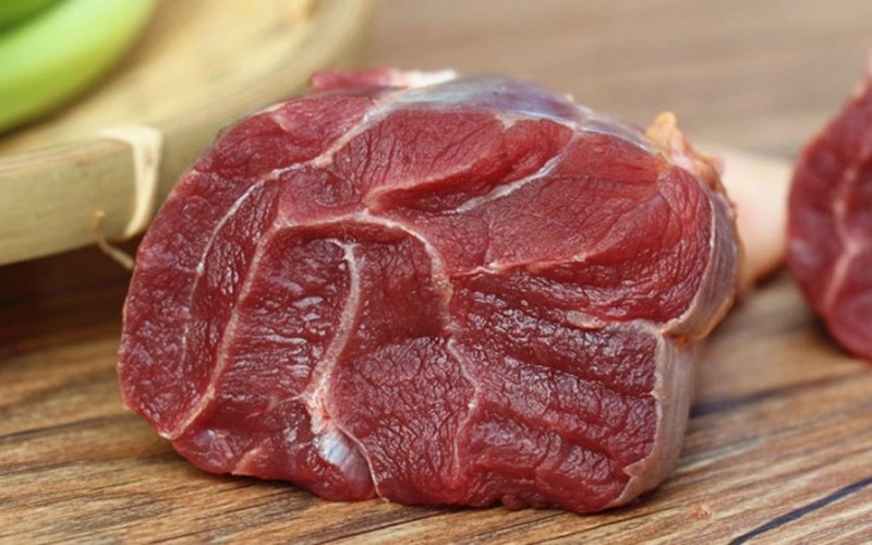 Sơ chế thịt bò:

- Muốn thịt bò xào ngon thì bạn nên chọn thăn bò, bắp bò hoặc nạc mông, tuy nhiên bắp bò vẫn là giòn ngon nhất.

