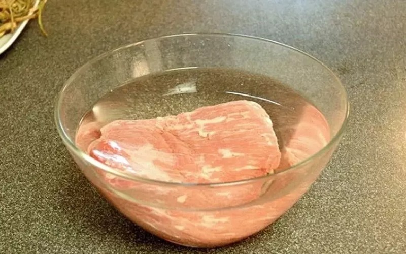 - Cho miếng thịt vào bát nước muối nhạt, ngâm một lúc để ra bớt máu thừa, giúp thịt mềm hơn, không còn mùi gây, món ăn cũng hấp dẫn hơn.
