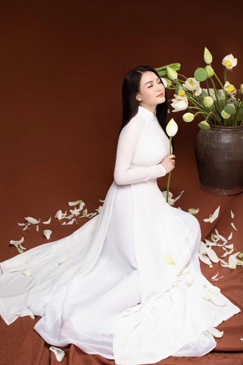 Dù sinh ra và lớn lên trong một gia đình bình thường nhưng Đinh Trang luôn được mẹ ủng hộ việc theo đuổi con đường nghệ thuật.