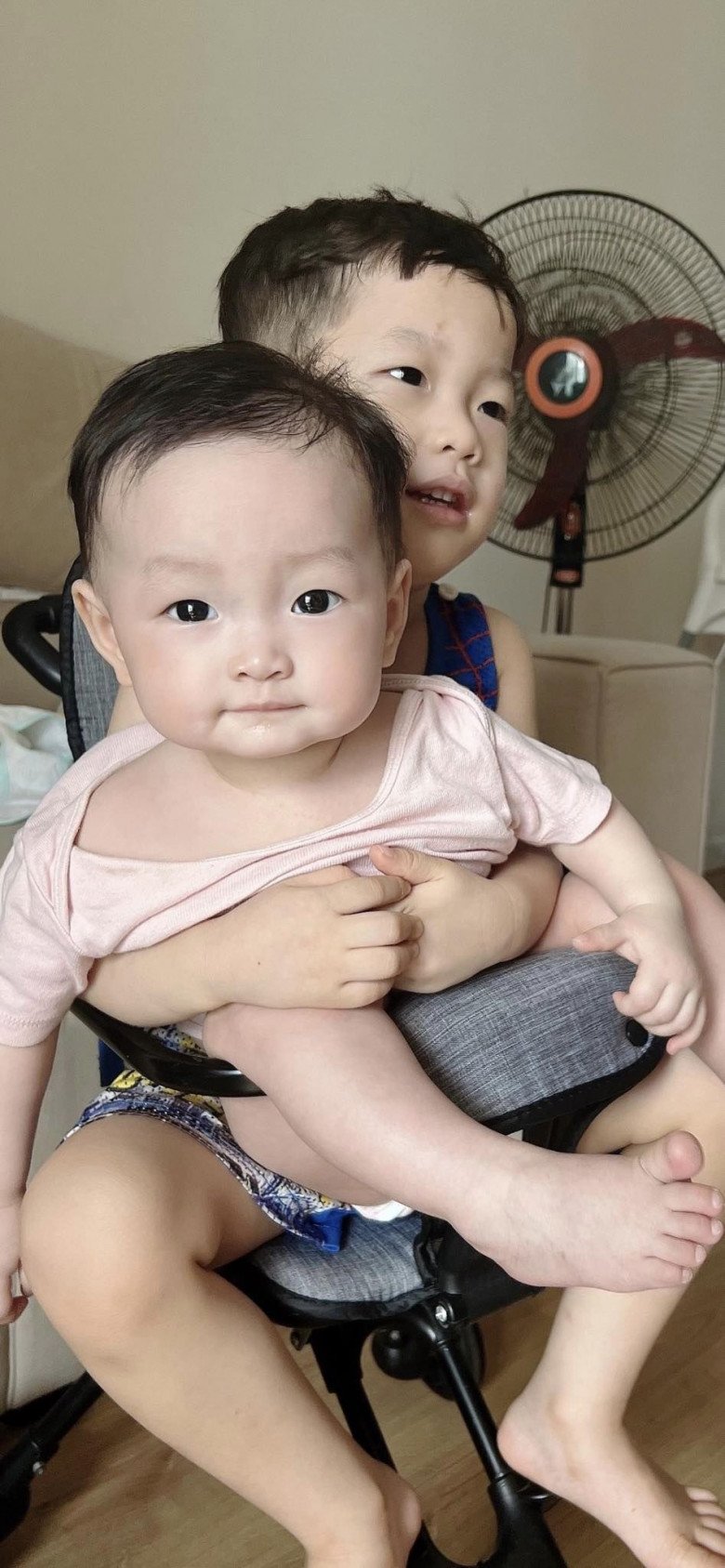 Cô hạnh phúc bên chồng và 2 con đẹp như tranh.