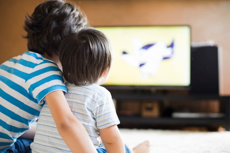 Bố mẹ nên quản lý việc con trẻ sử dụng mạng xã hội như Youtube, TikTok càng sớm càng tốt (Ảnh minh hoạ).