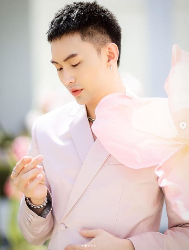 img srchttps://cdn.eva.vn/upload/4-2023/images/2023-10-18/huong-giang-ngoi-vao-long-mot-chang-trai-giua-buoi-tiec-my-nam-1m93-thuoc-gioi-sieu-giau-va-su-that--image_ae73345d9c-1697619428-428-width662height764.png width660 /