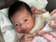 Làm mẹ - Bé Lisa nhà Khánh Thi Phan Hiển 1 tháng tuổi được khen giống bố y đúc, mũi cao như lai Tây