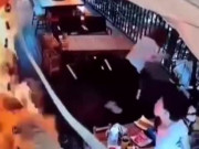 Clip Eva - Dùng bật lửa để đốt đồ trang trí trong quán lẩu, cô gái suýt gây hỏa hoạn nghiêm trọng