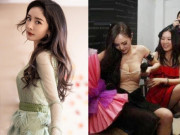 Giải trí - Ngôi sao 24/7: Xôn xao bức ảnh Dương Mịch bất ngờ bị fan kéo tụt váy, hành động tiếp theo đó gây sốt