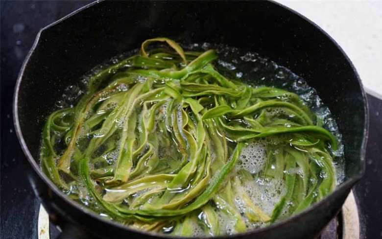 View - Ruột của cây này phơi khô bán đắt hơn thịt, bổ ngang "nhân sâm”, ăn vào giòn giòn như sứa