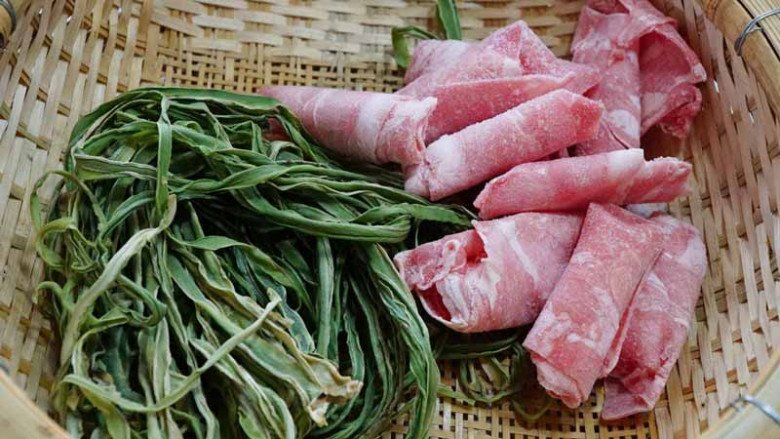 View - Ruột của cây này phơi khô bán đắt hơn thịt, bổ ngang "nhân sâm”, ăn vào giòn giòn như sứa