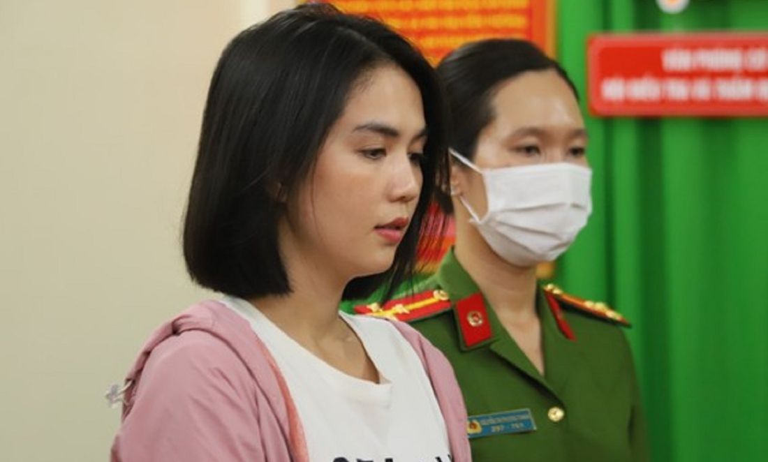 Ngọc Trinh trong một buổi họp báo