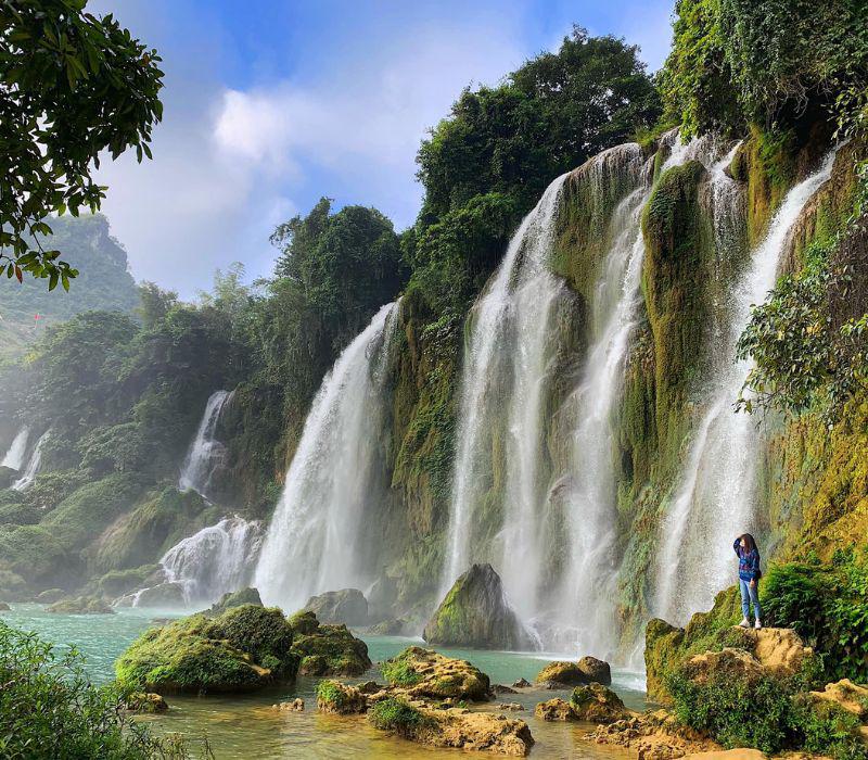 Nằm trong top 4 thác nước xuyên quốc gia lớn nhất trên toàn thế giới, địa điểm này ngày càng thu hút được rất nhiều khách du lịch Cao Bằng đến chiêm ngưỡng.
