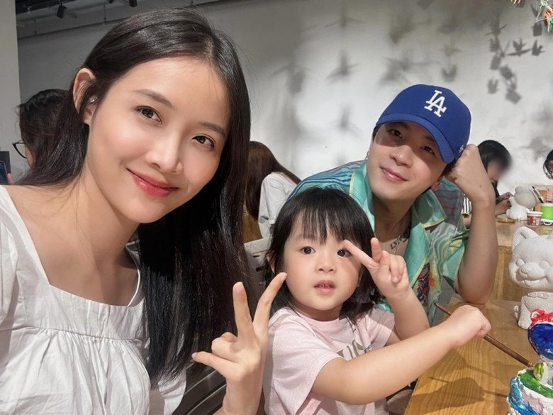 Trước khi có con, cặp đôi từng nhiều lần gây gổ. Sau khi có con, cả 2 còn xung đột nhiều hơn. Song, đến một thời điểm, họ nhận ra cần vì nhau mà thay đổi để có thể hòa hợp.